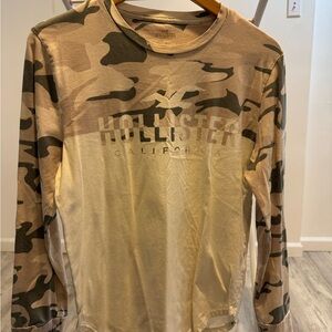 Hollister Men's Green and Tan Camouflage Long Sleeve Tee